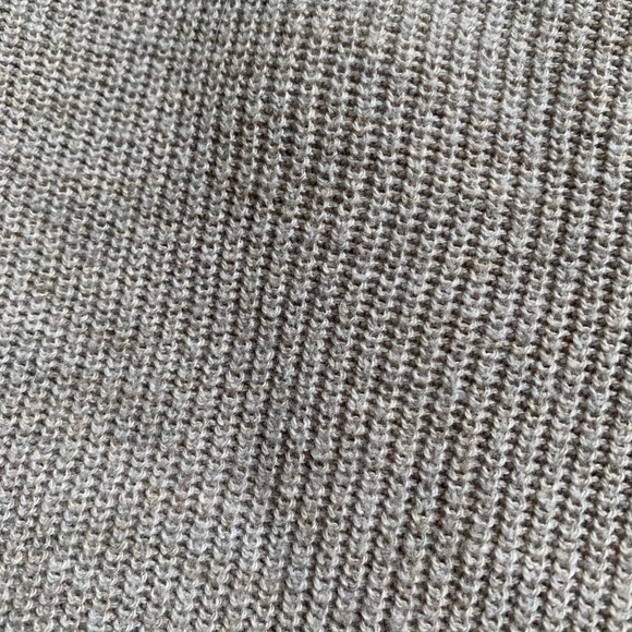 American Eagle Slim Fit Curved Hem Sweater - Picture 6 of 7